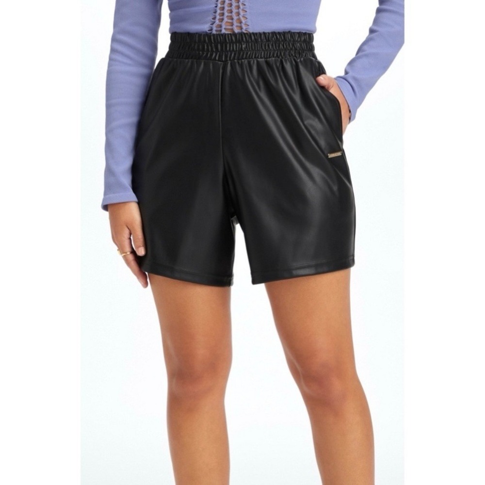 Fabletics •‎ NWT Vegan Faux Leather Shorts Black Elastic Waist Pockets Womens Sm